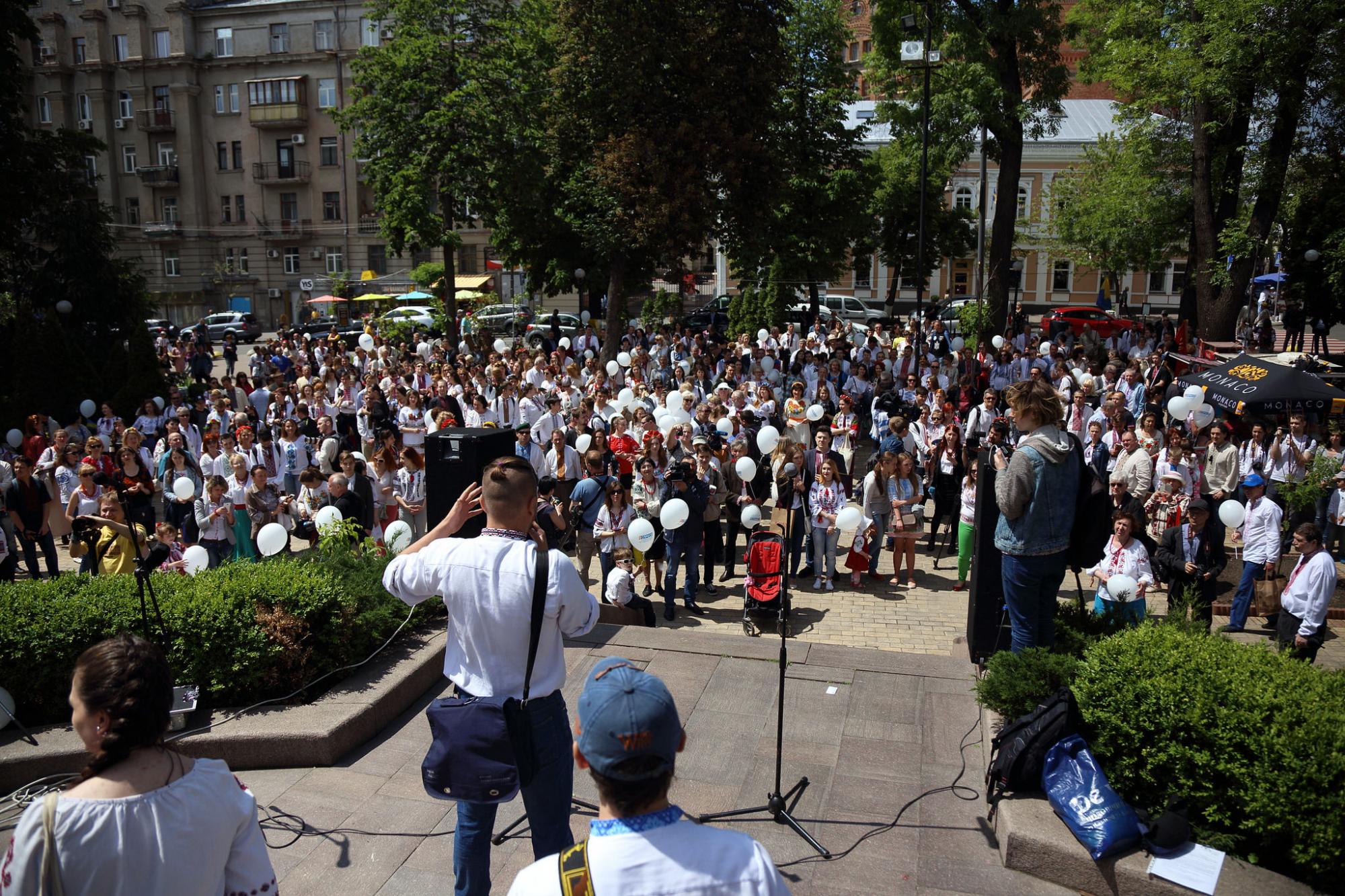 Сотни украинцев вышли на Мегамарш в вышиванках: появился яркий фоторепортаж из центра Киева
