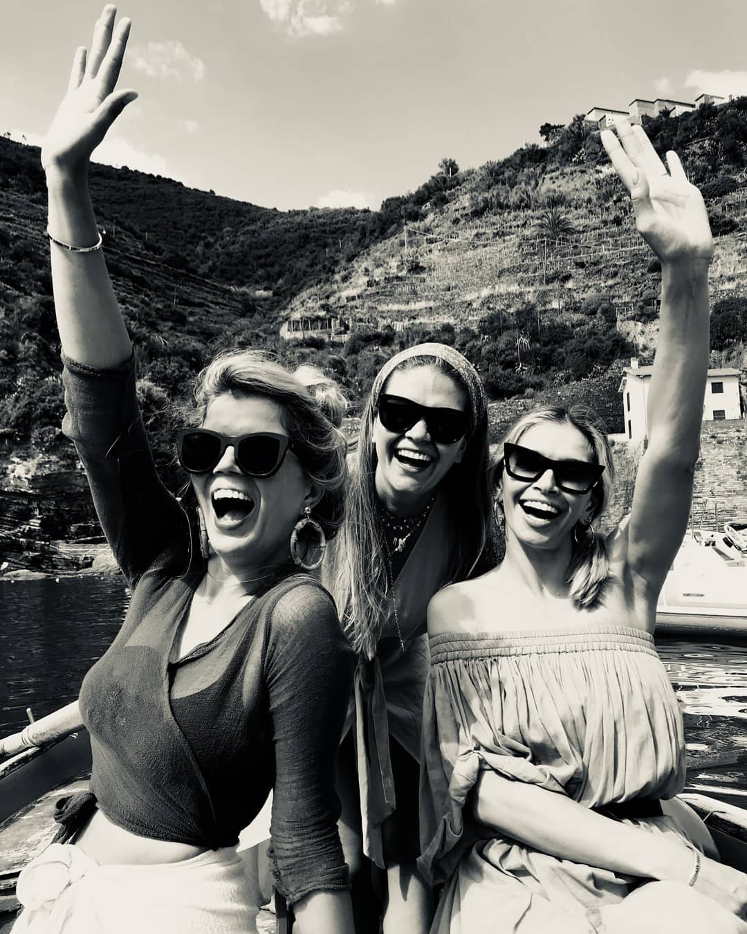 "Наповнені сонцем і щастям": Віра Брежнєва поділилася архівних знімком з сестрами (фото)