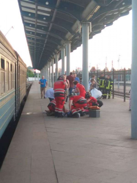 У Києві на вокзалі хлопець отримав опіки після катання на даху електрички (фото)