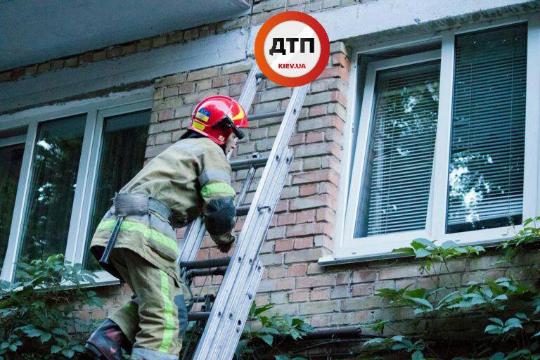 Пенсіонерка залишила на плиті каструлю: у центрі Києва сталася НП (фото)