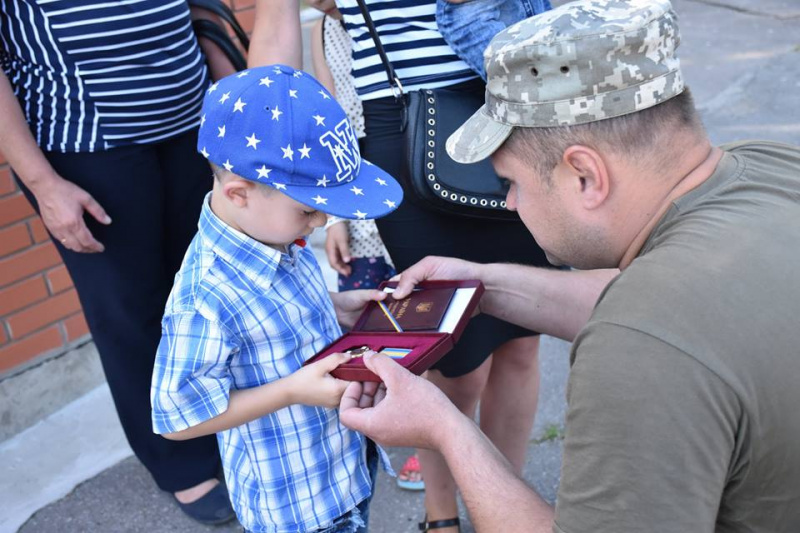 Двох загиблих бійців на Донбасі нагородили орденами посмертно