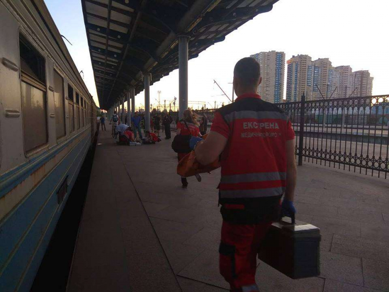 У Києві на вокзалі хлопець отримав опіки після катання на даху електрички (фото)