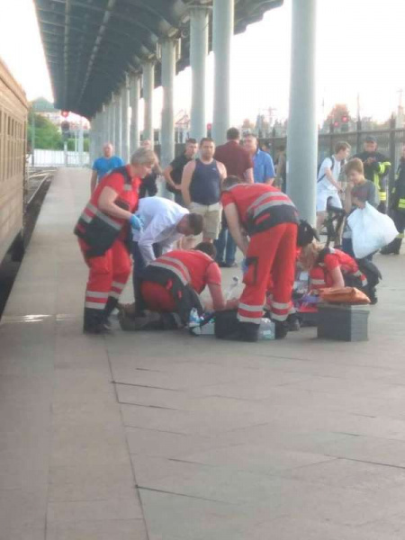 У Києві на вокзалі хлопець отримав опіки після катання на даху електрички (фото)