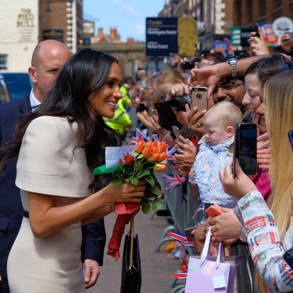 Впервые без принца Гарри: Меган Маркл вышла в свет с королевой Елизаветой II (фото и видео)