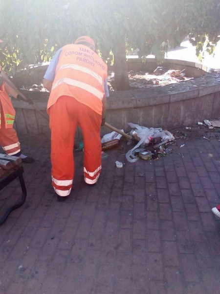 "Гори сміття і бруд": комунальники поскаржилися на табір ромів біля ЖД вокзалу