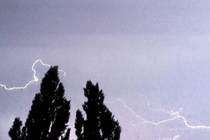 "Киев посетил бог грома": в сети опубликовали уникальные снимки молний во время грозы (фото)