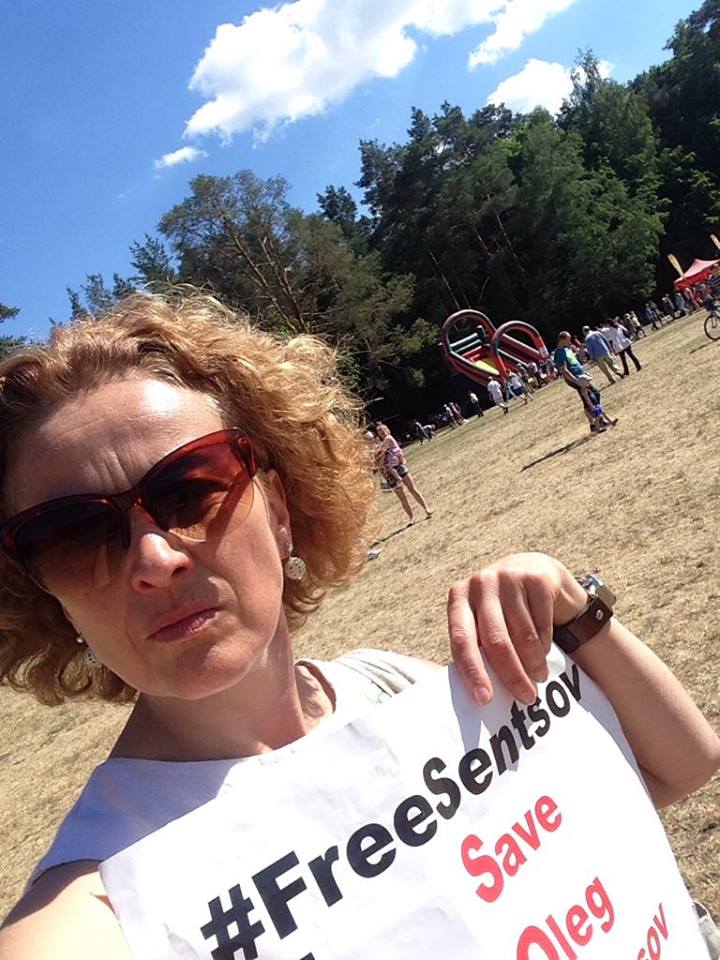"Дно російської культури": у Вільнюсі український режисер провела одиночний пікет на підтримку Сенцова