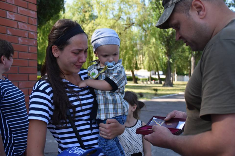 Двох загиблих бійців на Донбасі нагородили орденами посмертно
