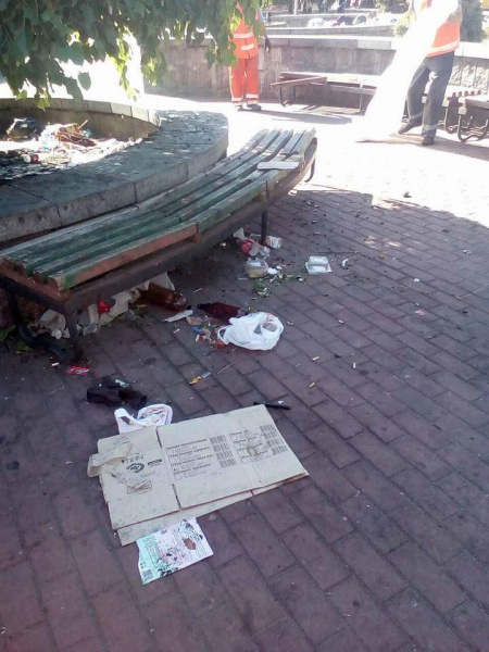 "Гори сміття і бруд": комунальники поскаржилися на табір ромів біля ЖД вокзалу