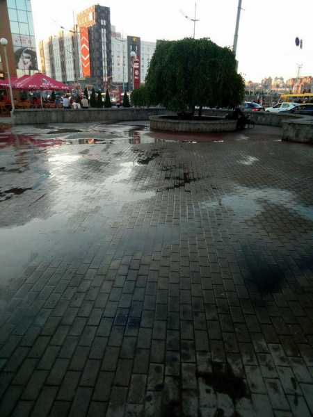 "Гори сміття і бруд": комунальники поскаржилися на табір ромів біля ЖД вокзалу