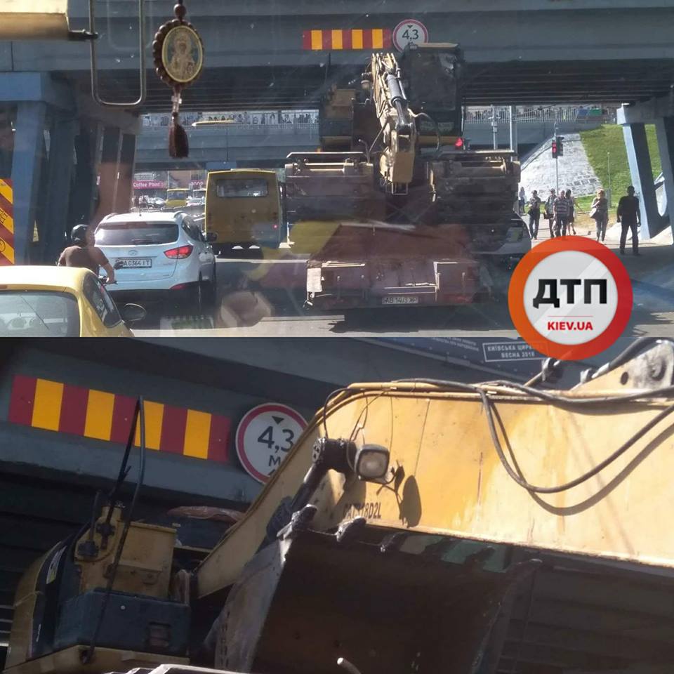 В Киеве грузовик с тягачом врезался в Каховский путепровод (фото)