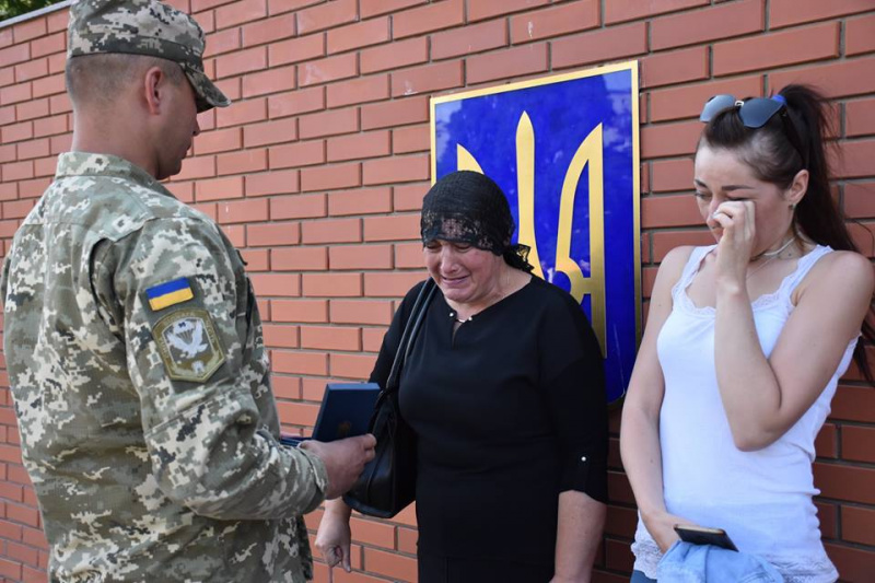 Двох загиблих бійців на Донбасі нагородили орденами посмертно