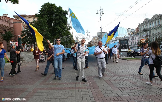 День крымскотатарского флага: как прошло ежегодное шествие (фоторепортаж)