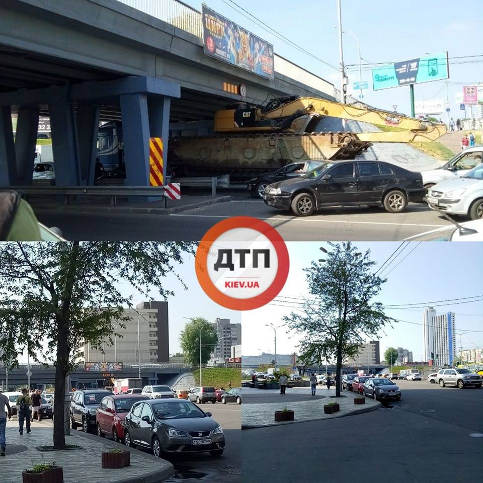 В Киеве грузовик с тягачом врезался в Каховский путепровод (фото)