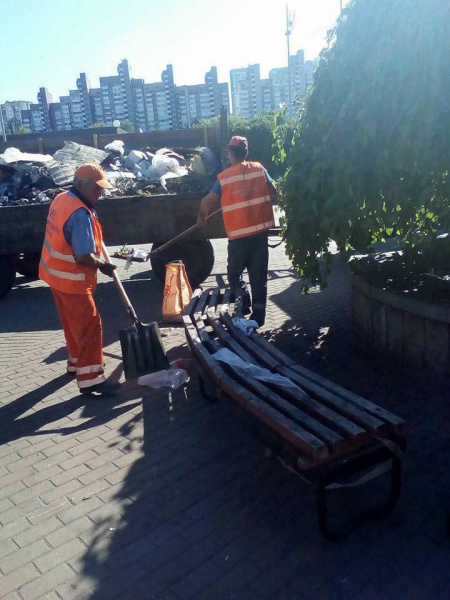 "Гори сміття і бруд": комунальники поскаржилися на табір ромів біля ЖД вокзалу