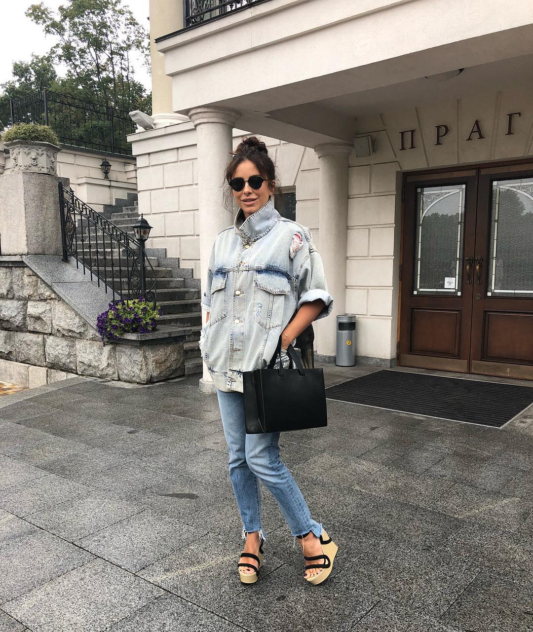 Джинсовый образ: Ани Лорак прогулялась по Киеву (фото)