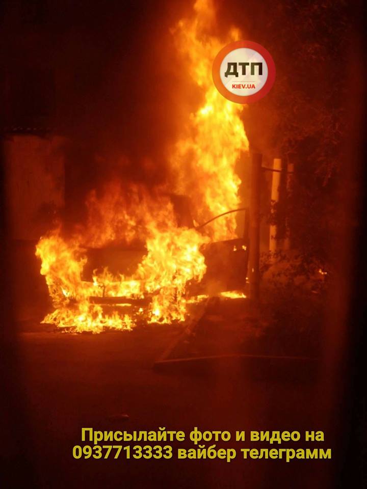 В Киеве снова подожгли авто (впечатляющие фото)