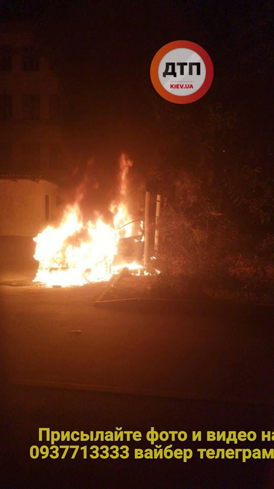 В Киеве снова подожгли авто (впечатляющие фото)