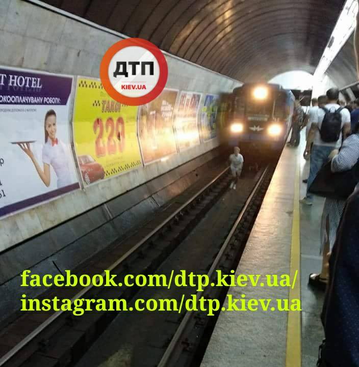 В киевском метро подросток бросился под поезд (фото)