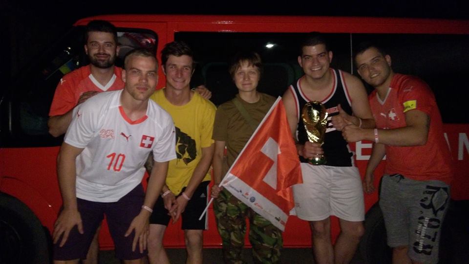 &quot;Заблудились&quot;: болельщики из Швейцарии поехали в РФ через зону боевых действий