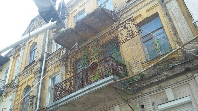 В Киеве рушится старинный дом: опубликованы фото