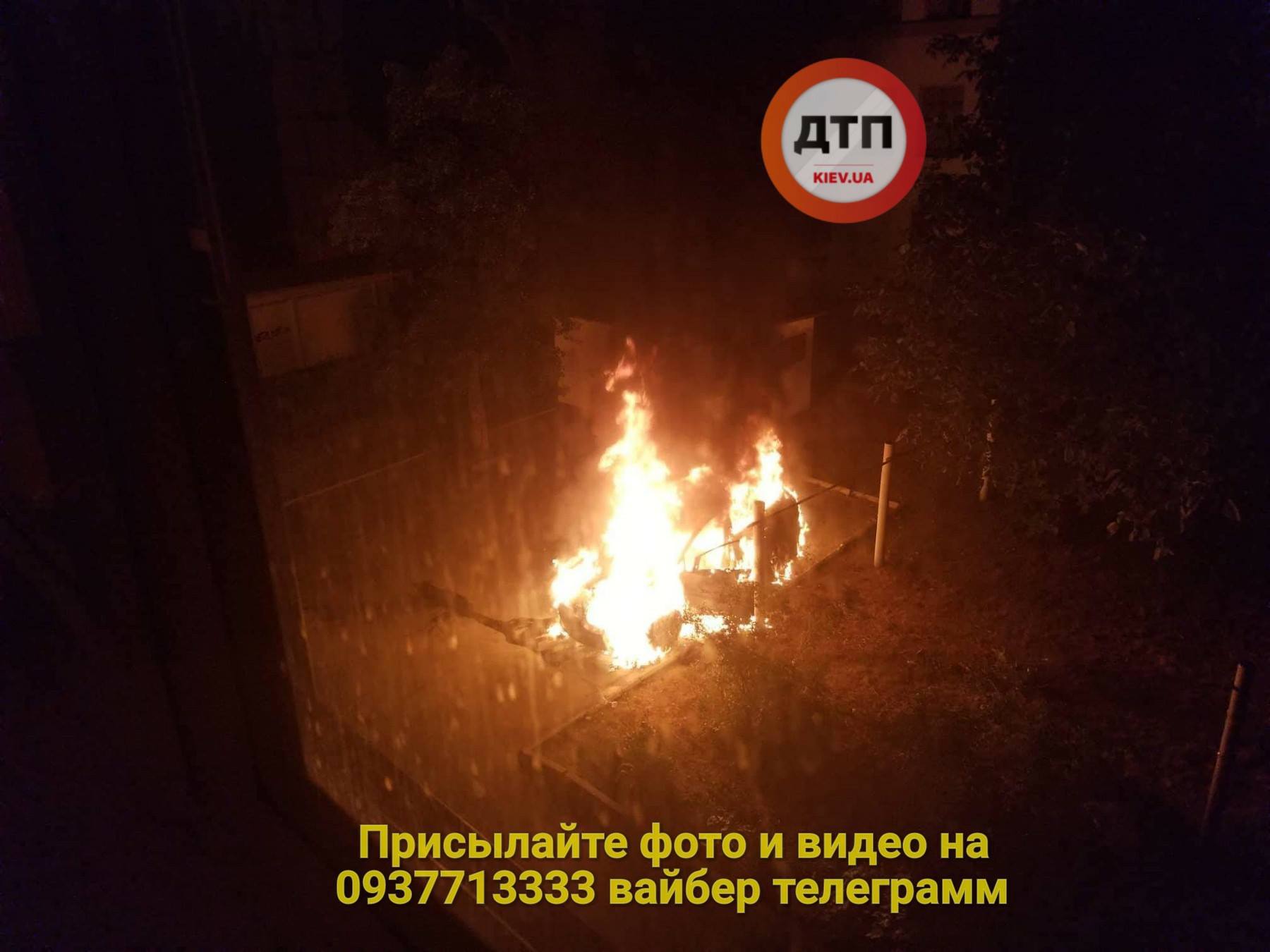 В Киеве снова подожгли авто (впечатляющие фото)
