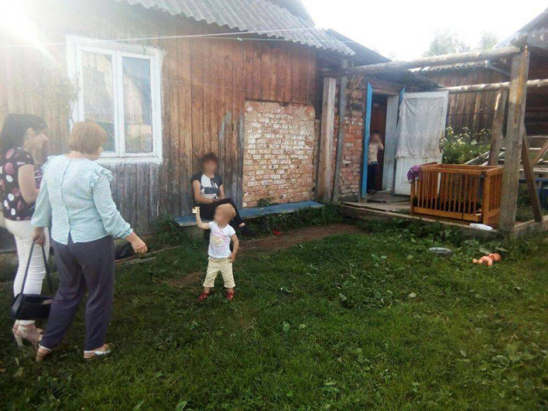 В Ивано-Франковской области у матери забрали двух маленьких детей