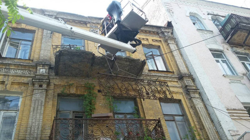 В Киеве рушится старинный дом: опубликованы фото