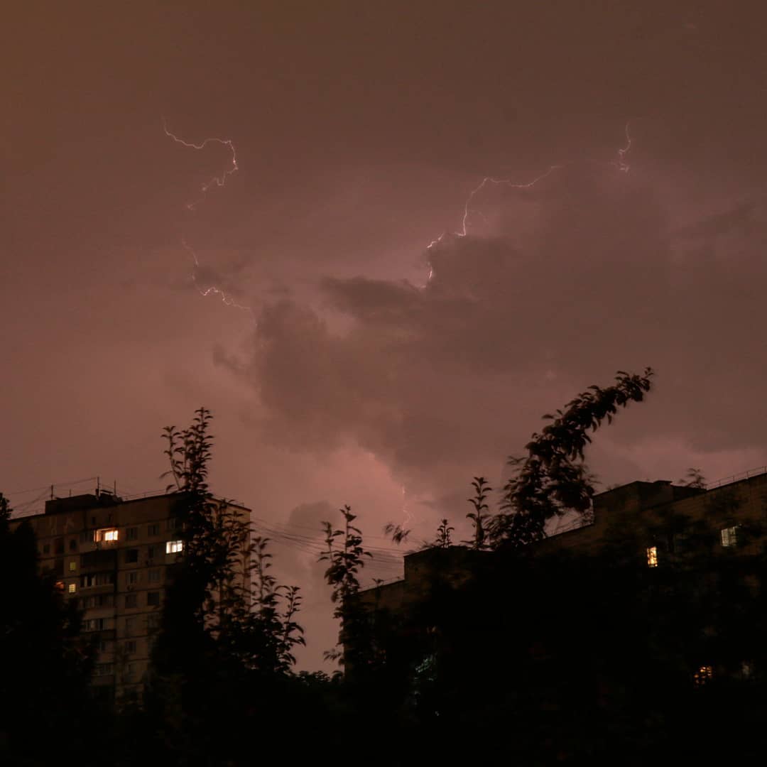 "Киев посетил бог грома": в сети опубликовали уникальные снимки молний во время грозы (фото)
