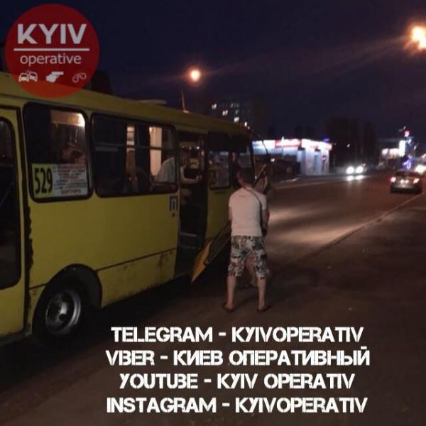 "Моднявый спорткар": в Киеве у маршрутки на ходу отпала дверь (фото)