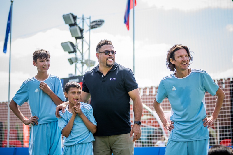 Роналдо сфотографировался с Путиным на Красной площади и похвалил Россию