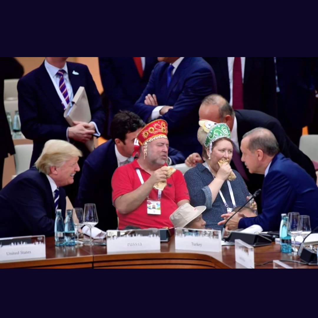 Сосиски удачи: эпатажные российские болельщики всколыхнули сеть (фото, видео)