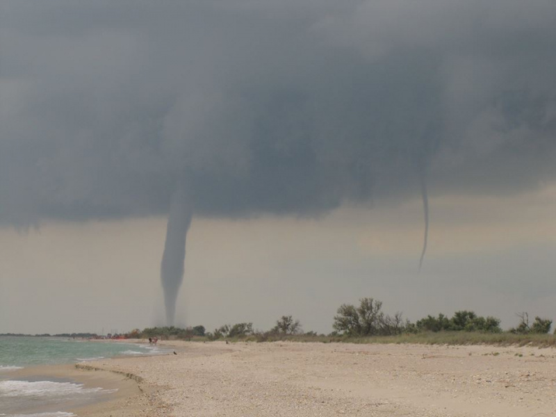 Жителей Одесской области напугал смерч: впечатляющее видео