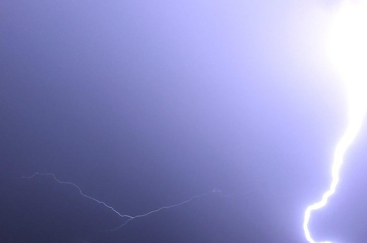 "Киев посетил бог грома": в сети опубликовали уникальные снимки молний во время грозы (фото)