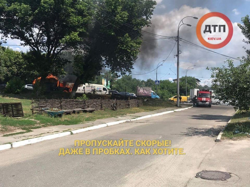 У Києві на ходу згорів автомобіль: утворився затор (фото, відео)