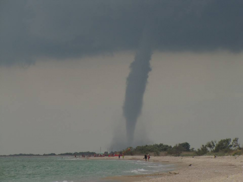 Жителей Одесской области напугал смерч: впечатляющее видео