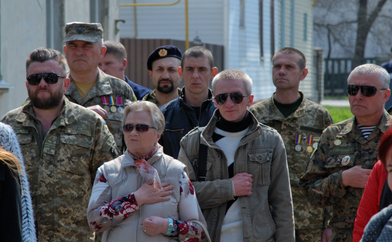 "В серцях і душах, вони не вмирають": у Житомирській області місцеві активісти встановили меморіальну дошку герою АТО