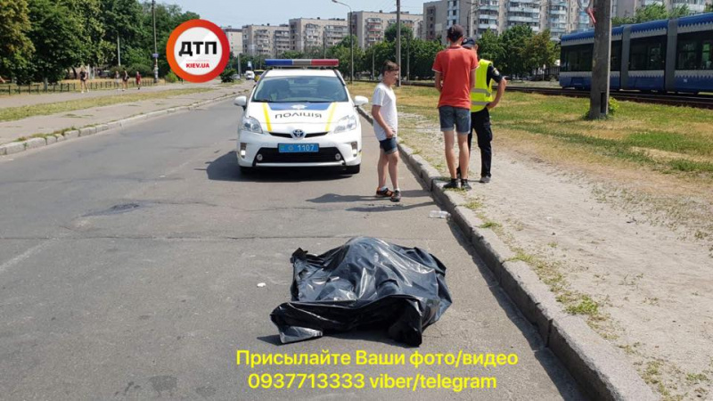 У Києві помер літній велосипедист під час руху (фото)