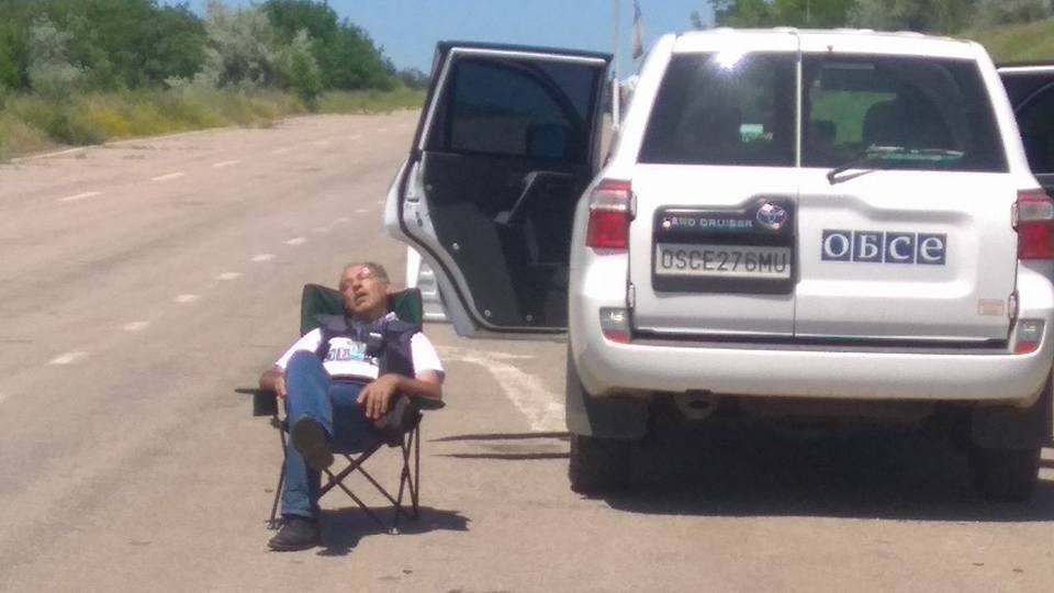 "За хорошие деньги": сеть удивил спящий представитель ОБСЕ (фото)
