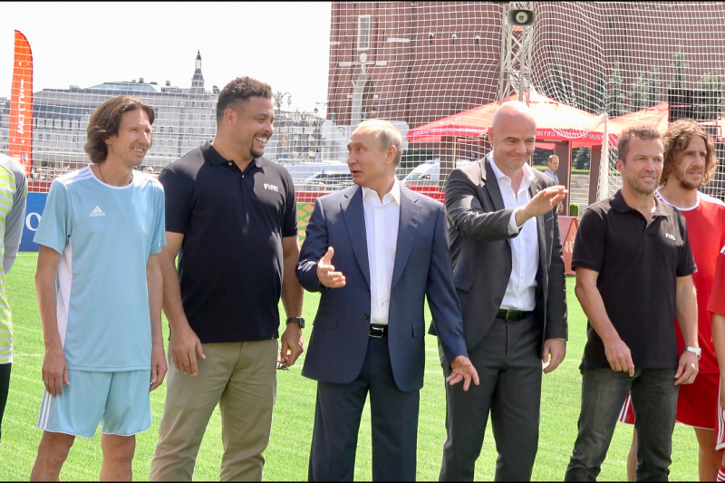 Роналдо сфотографировался с Путиным на Красной площади и похвалил Россию