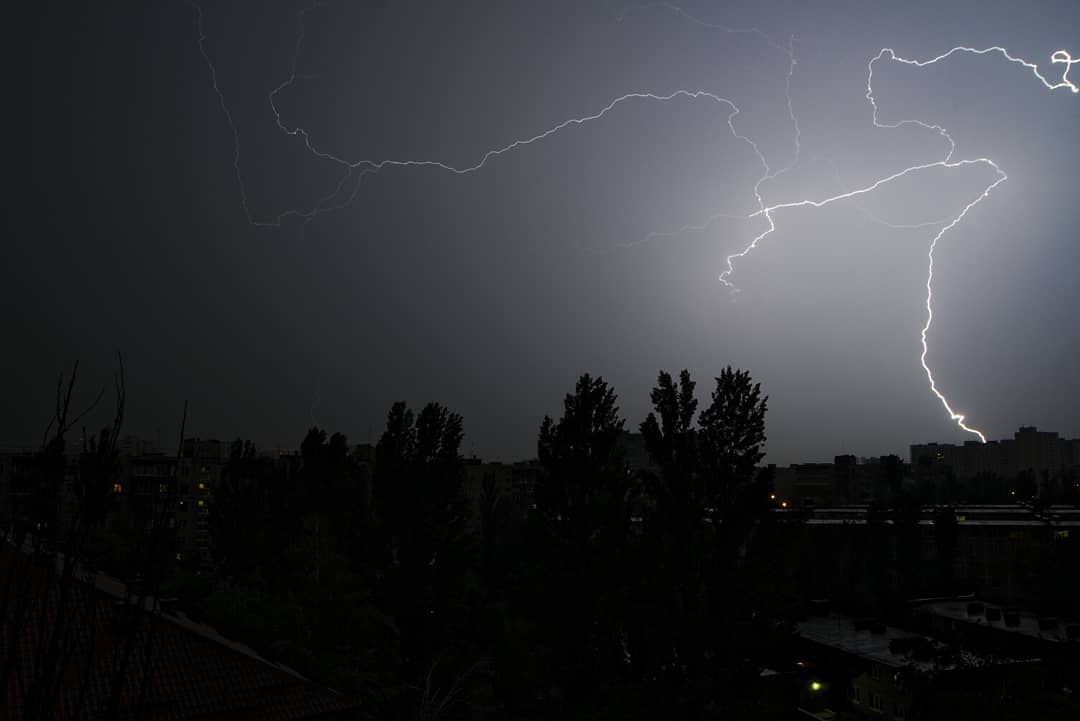 "Киев посетил бог грома": в сети опубликовали уникальные снимки молний во время грозы (фото)