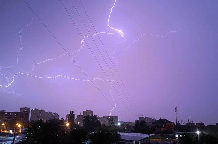 "Киев посетил бог грома": в сети опубликовали уникальные снимки молний во время грозы (фото)