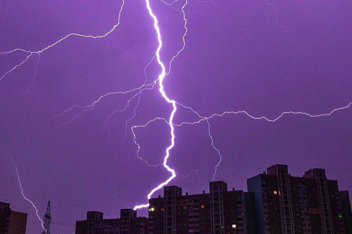 "Киев посетил бог грома": в сети опубликовали уникальные снимки молний во время грозы (фото)