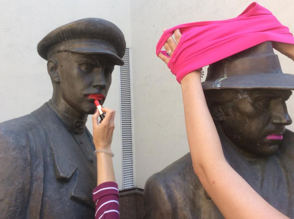 В Киеве памятник возле МВД разукрасили в цвета ЛГБТ (фото)