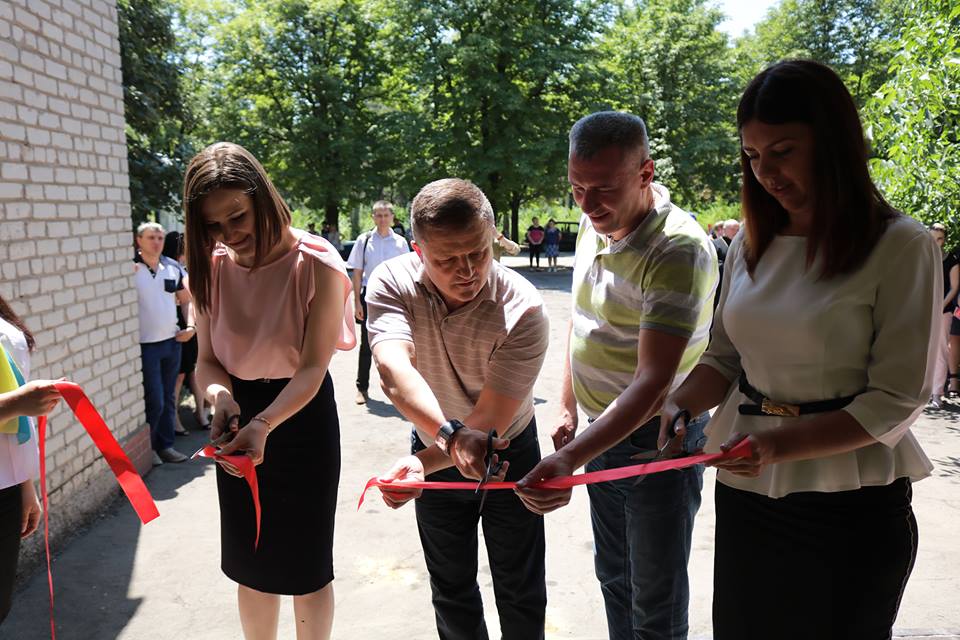 "Поп, там есть поп!": в соцсетях смеются над открытием банкомата на Донбассе