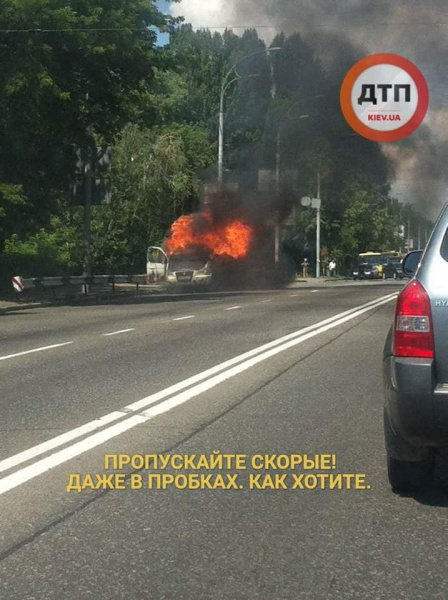 У Києві на ходу згорів автомобіль: утворився затор (фото, відео)