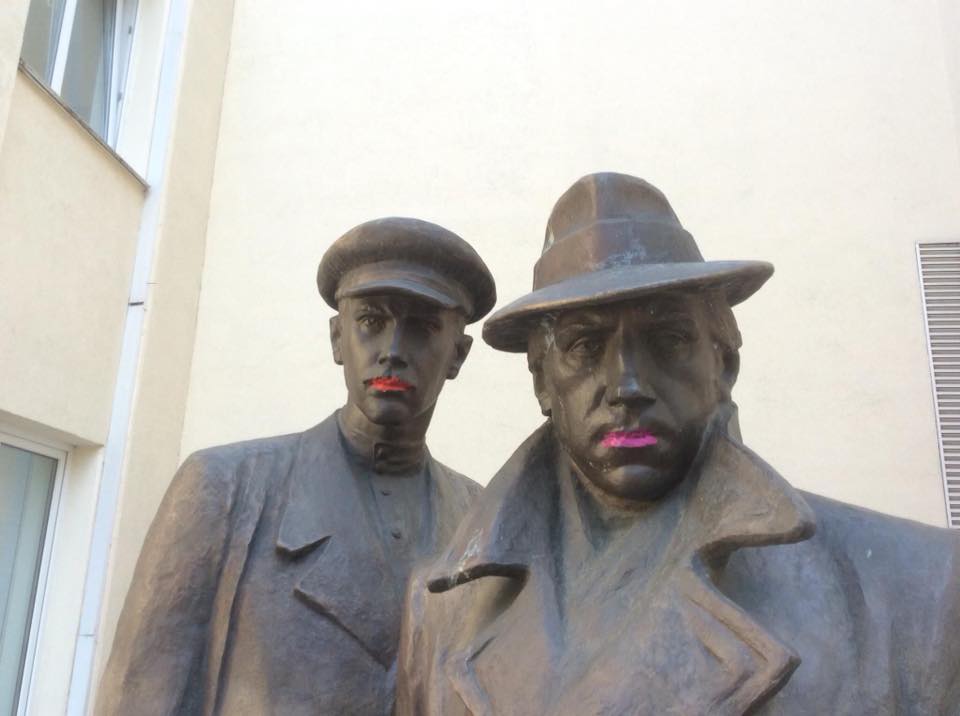 В Киеве памятник возле МВД разукрасили в цвета ЛГБТ (фото)