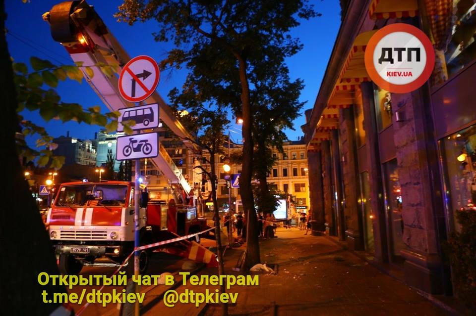 "Просто устал": в центре Киева снова обрушился балкон (фото)