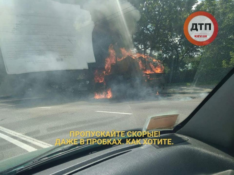 У Києві на ходу згорів автомобіль: утворився затор (фото, відео)