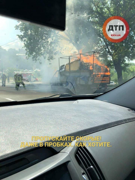 У Києві на ходу згорів автомобіль: утворився затор (фото, відео)